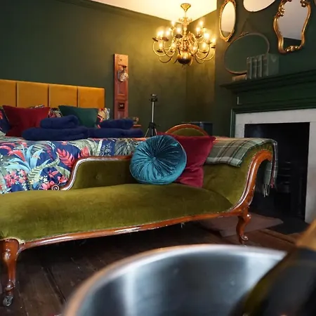 Mademoiselle's Boutique Apartment *