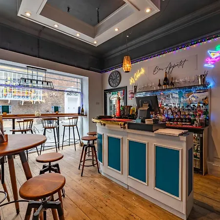 Mademoiselle's Boutique * 惠特比