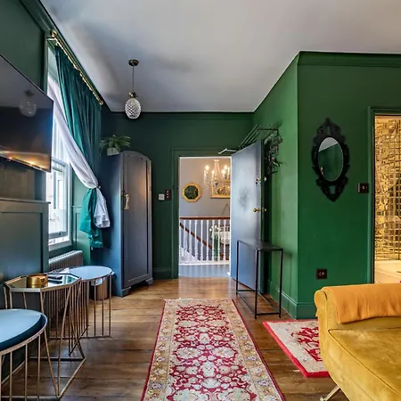 Mademoiselle's Boutique * 惠特比