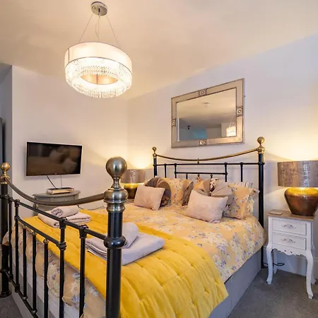 Mademoiselle's Boutique Γουίτμπι