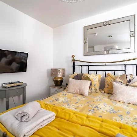 Mademoiselle's Boutique * 惠特比